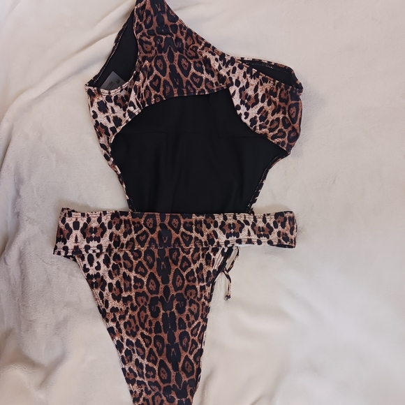 Bathing suits - Picture 4 of 10